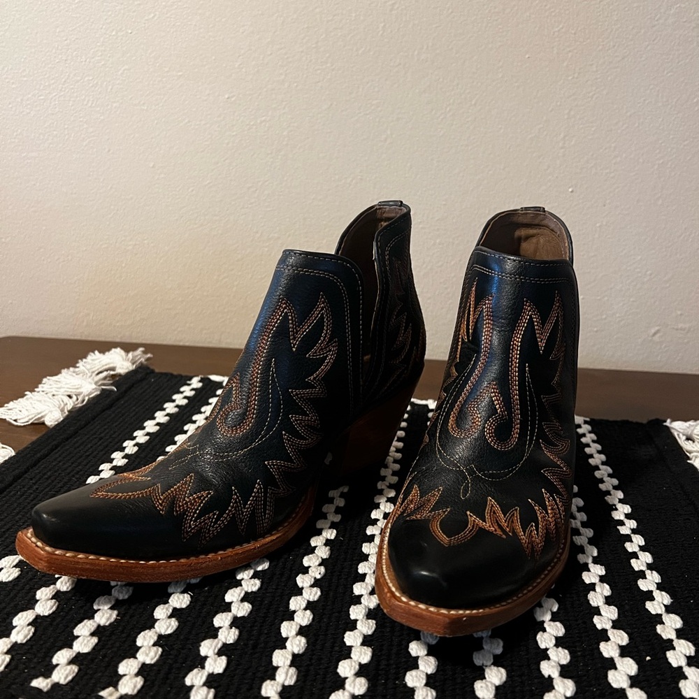 •Ariat boots. Style is Dixon. Size 9.
